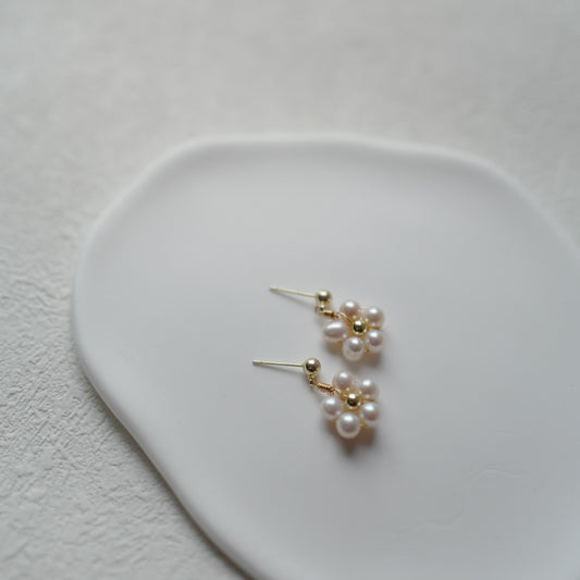 Little Common daisy earrings