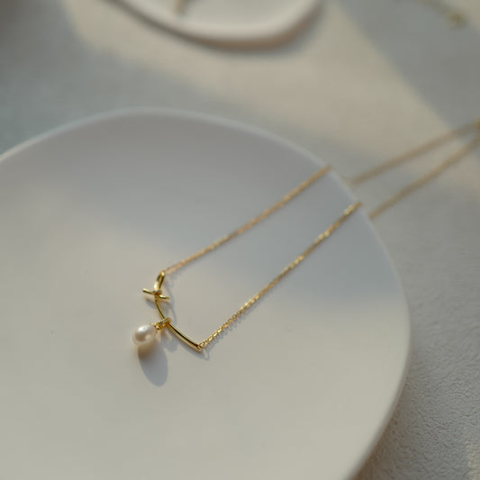 Smiling bow and pearl necklace