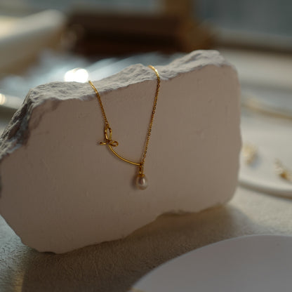 Smiling bow and pearl necklace